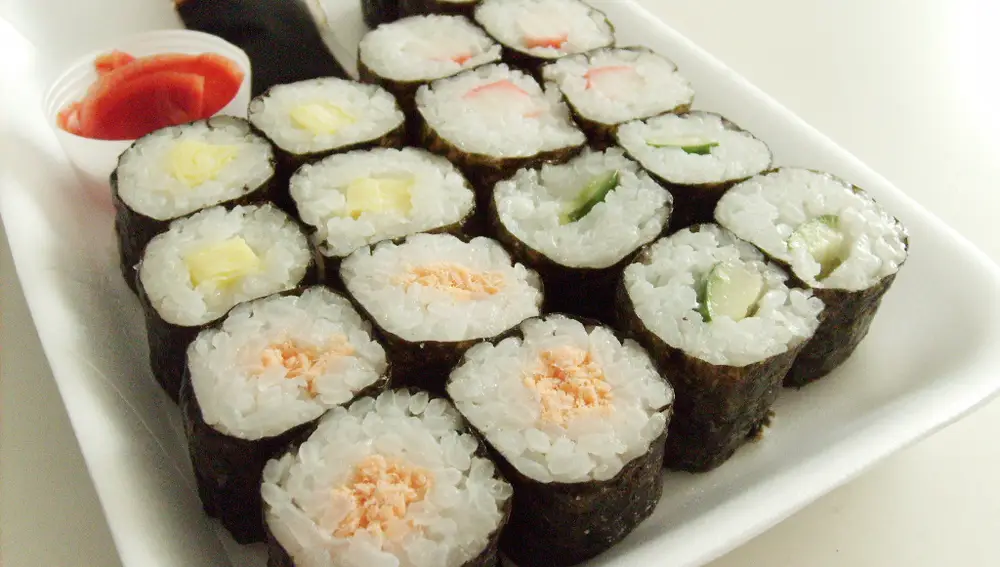 Un plato de sushi que es, básicamente, arroz. 