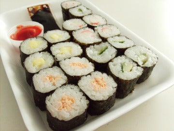 Un plato de sushi que es, básicamente, arroz. 