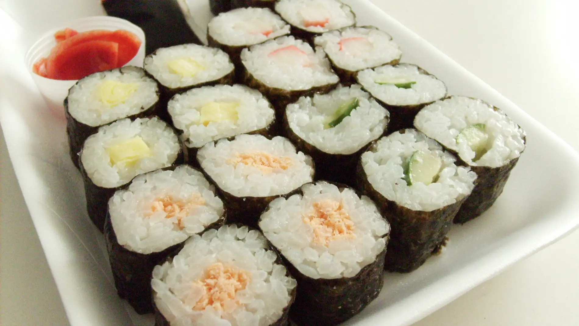 Un plato de sushi que es, básicamente, arroz.