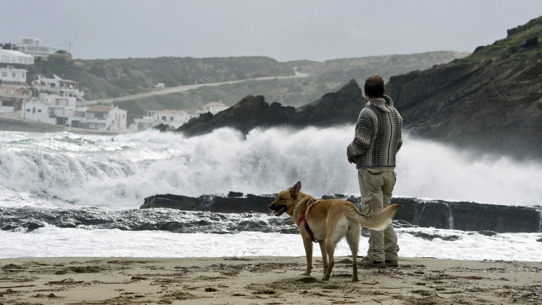 Vista del gran oleaje en la cala Sa Mesquida, en Mah&oacute;n