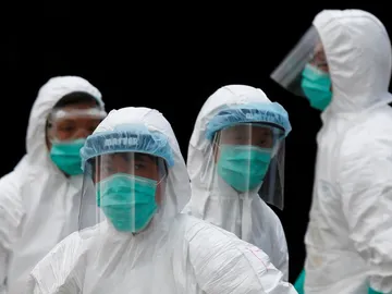 Operarios investigan el brote de gripe aviar Operarios investigan el brote de gripe aviar