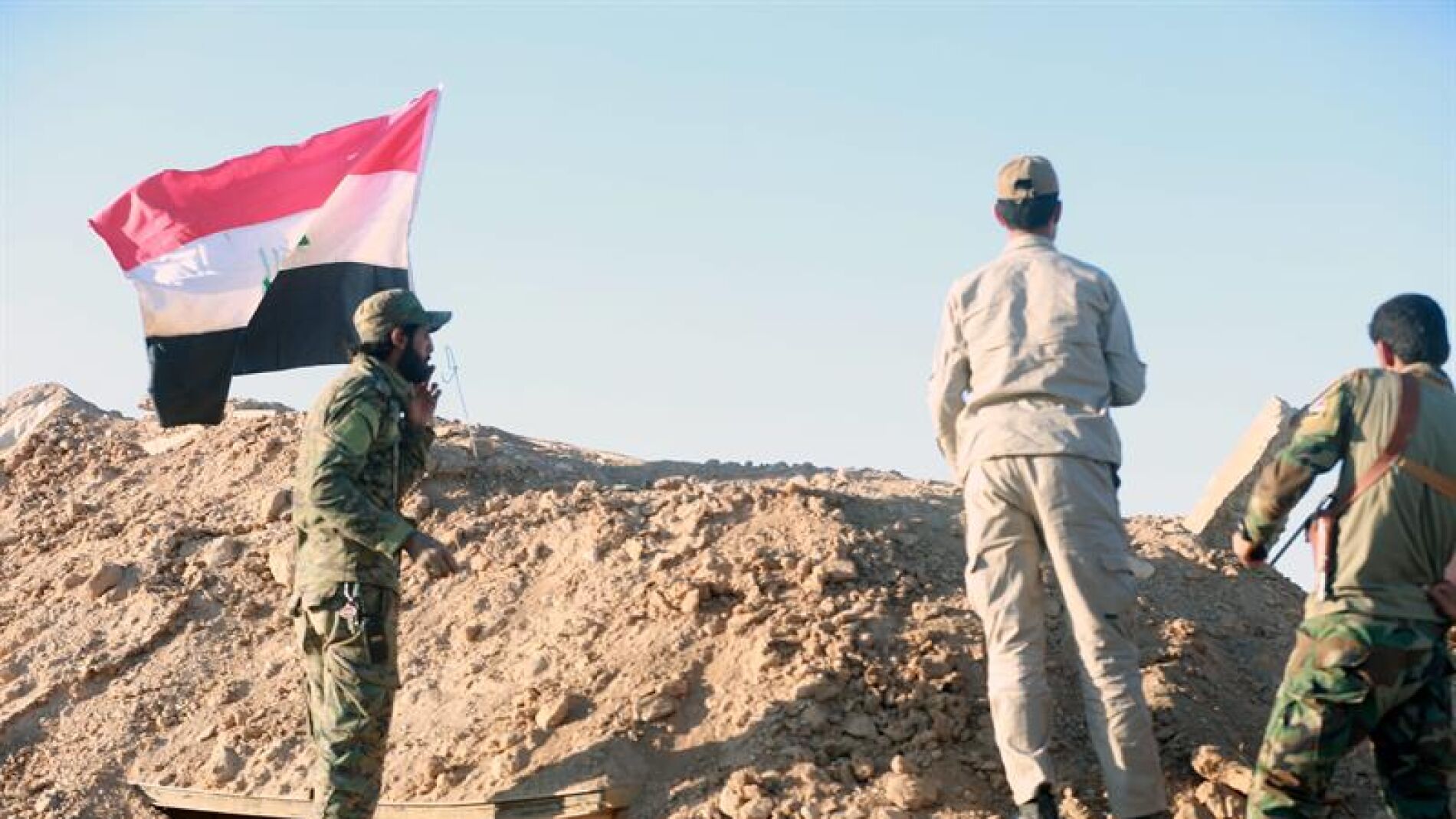  Miembros de la milicia iraqu&iacute; chi&iacute;ta Badr en su camino a tomar parte en una operaci&oacute;n militar cerca del aeropuerto militar de Tal Afar