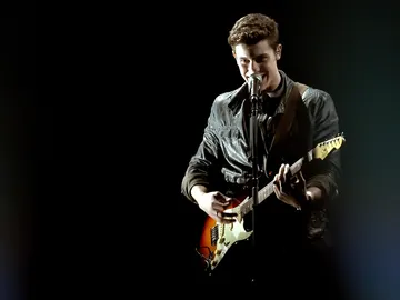 Shawn Mendes durante su actuación en los AMA's 2016 Shawn Mendes durante su actuación en los AMA's 2016
