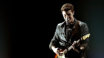Shawn Mendes durante su actuación en los AMA's 2016