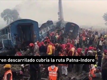 Frame 7.431245 de: Al menos 138 muertos en un accidente de tren en el norte de la India