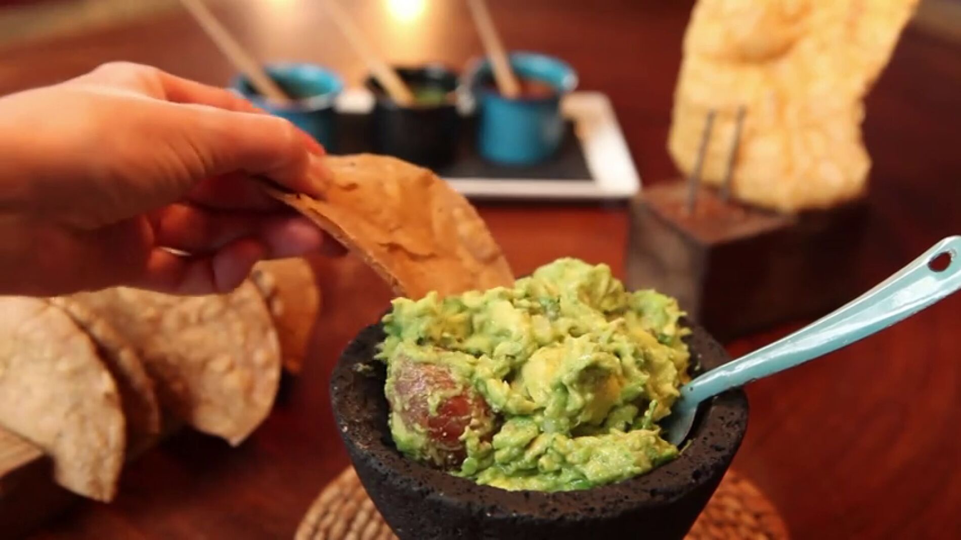 Frame 47.901113 de: Así se hace el auténtico guacamole