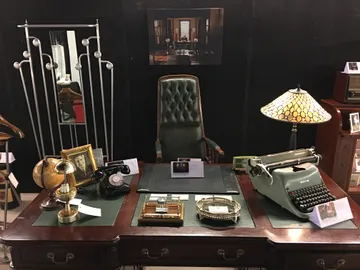 Objetos de la serie 'Velvet' en el mercadillo solidario Objetos de la serie 'Velvet' en el mercadillo solidario