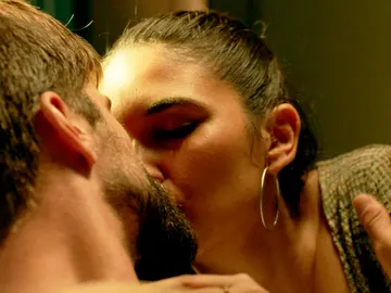 Salva y Sol sellan su amor con un beso Salva y Sol sellan su amor con un beso