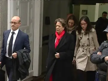 Frame 3.798609 de: Rita Barberá abandona el Tribunal Supremo entre gritos de "choriza" y "sinvergüenza" Frame 3.798609 de: Rita Barberá abandona el Tribunal Supremo entre gritos de "choriza" y "sinvergüenza"