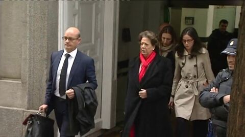 Frame 3.798609 de: Rita Barber&aacute; abandona el Tribunal Supremo entre gritos de "choriza" y "sinverg&uuml;enza"