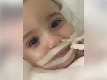La pequeña Marwa tras despertar del coma La pequeña Marwa tras despertar del coma