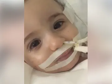 La pequeña Marwa tras despertar del coma La pequeña Marwa tras despertar del coma