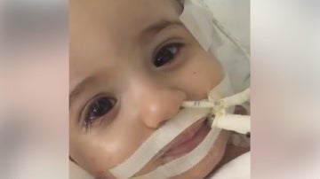 La pequeña Marwa tras despertar del coma