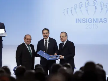 Florentino Pérez entregando una placa de plata a un aficionado Florentino Pérez entregando una placa de plata a un aficionado