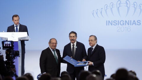 Florentino P&eacute;rez entregando una placa de plata a un aficionado