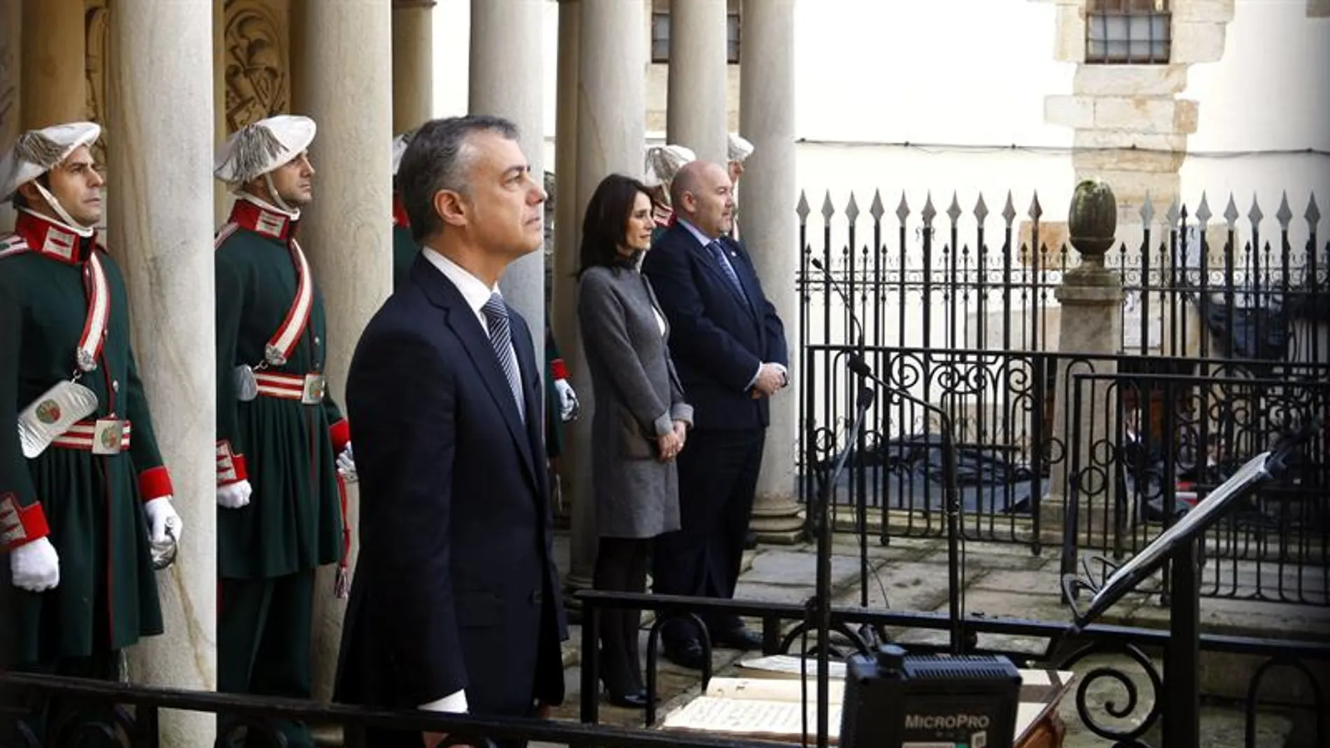 Urkullu jurando su cargo como lehendakari Urkullu jurando su cargo como lehendakari
