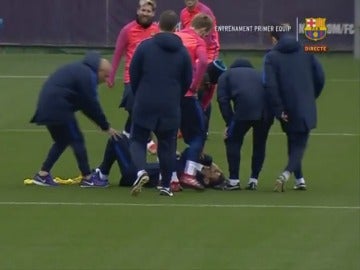 Unzue en el suelo después de chocar con Neymar