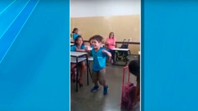 Un niño con parálisis consigue caminar por primera vez entre los aplausos de su compañeros