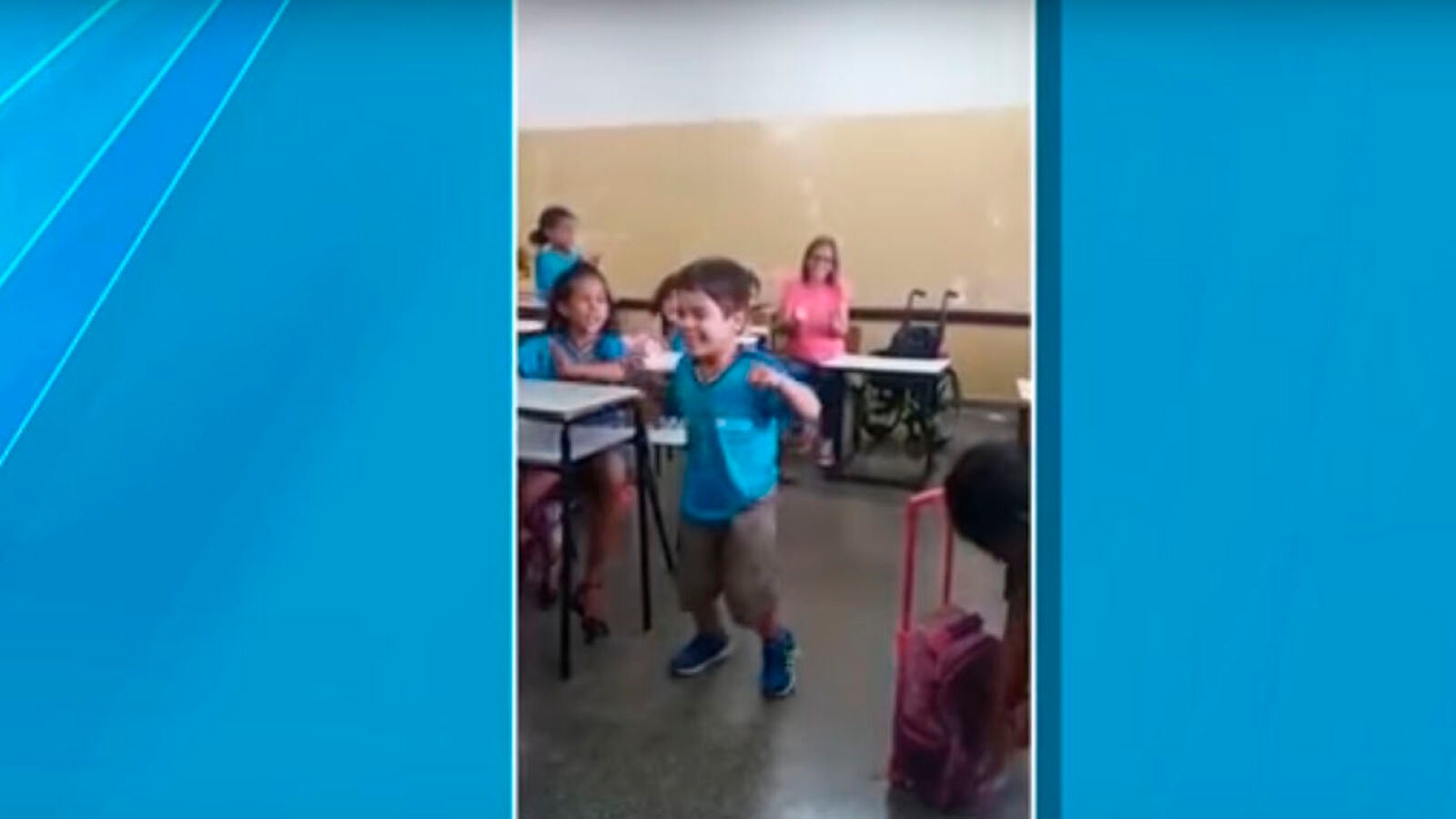 Un niño con parálisis consigue caminar por primera vez entre los aplausos de su compañeros