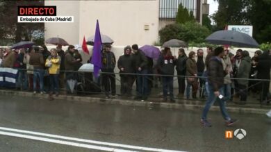 Partidarios y detractores de Castro se enfrentan ante la embajada de Cuba en Madrid