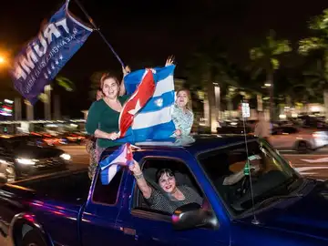 Cientos de personas celebran la muerte de Castro Cientos de personas celebran la muerte de Castro