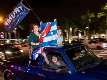 Cientos de personas celebran la muerte de Castro Cientos de personas celebran la muerte de Castro