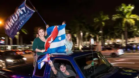 Cientos de personas celebran la muerte de Castro Cientos de personas celebran la muerte de Castro