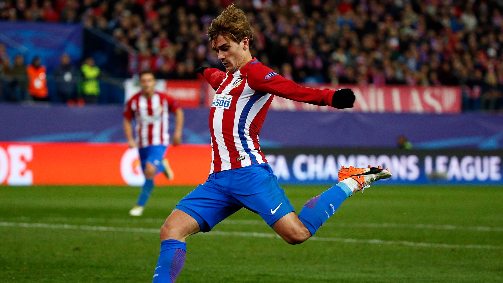 Griezmann preparando un disparo Griezmann preparando un disparo