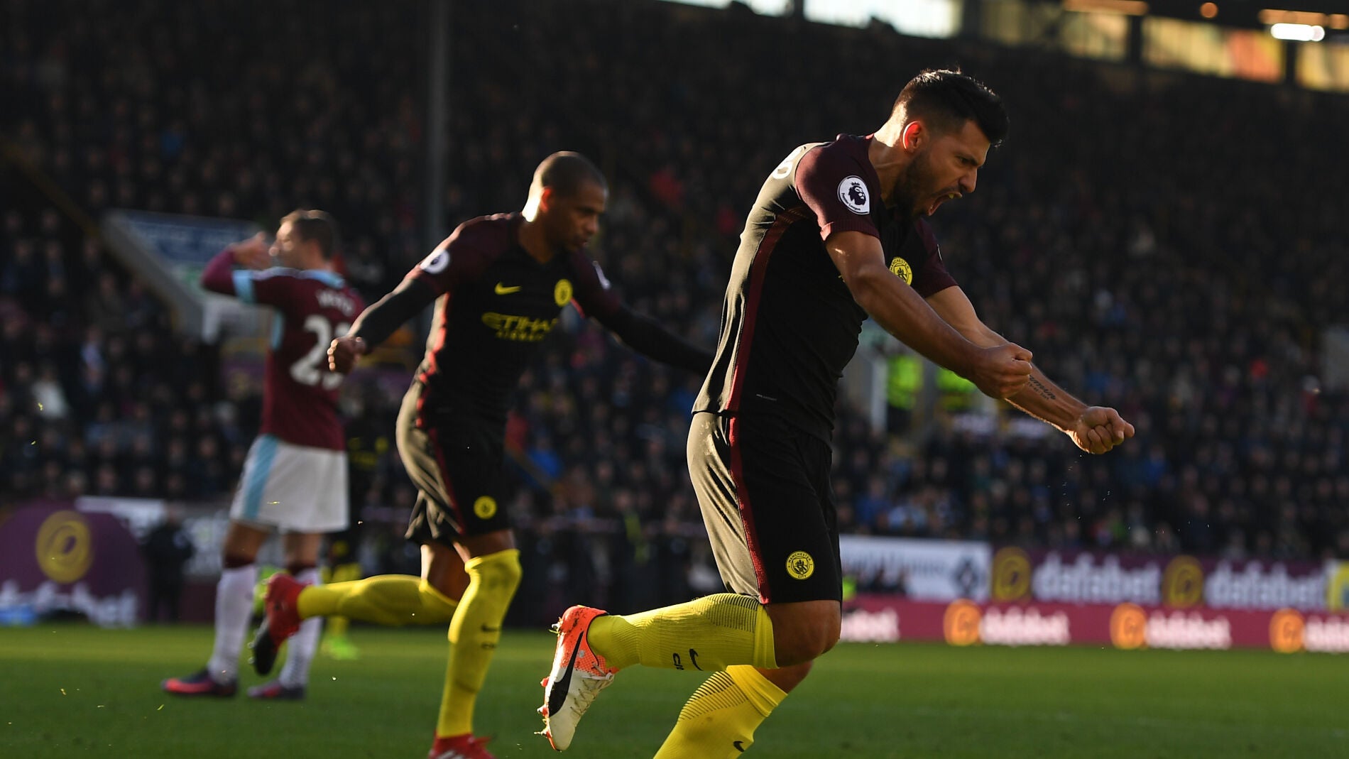 Ag&uuml;ero celebra un gol con el City