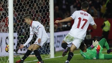 Vietto y Sarabia celebran un gol del Sevilla
