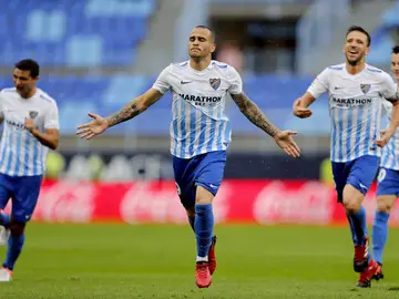 Sandro celebrando su gol de falta Sandro celebrando su gol de falta