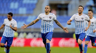 El Málaga remonta a un Deportivo que se hunde aún más en la clasificación