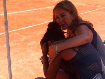 La tenista chilena Daniela Seguel llora en la pista