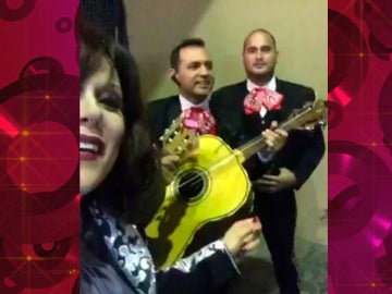 Lorena Gómez interpreta un trocito de 'Gata bajo la lluvia' de Rocío Dúrcal en compañía de mariachis