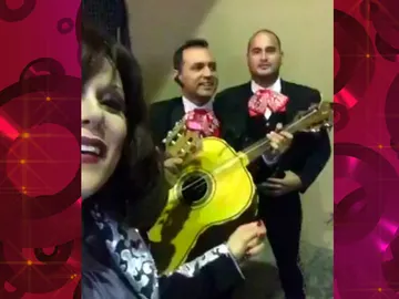 Lorena Gómez interpreta un trocito de 'Gata bajo la lluvia' de Rocío Dúrcal en compañía de mariachis Lorena Gómez interpreta un trocito de 'Gata bajo la lluvia' de Rocío Dúrcal en compañía de mariachis