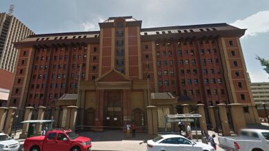 Una madre mata a una niña de tres años a la que su hijo de nueve había violado
