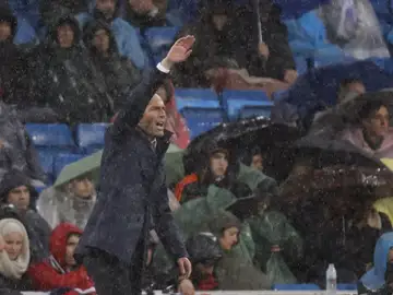 Zinedine Zidane da indicaciones desde la banda del Bernabéu Zinedine Zidane da indicaciones desde la banda del Bernabéu