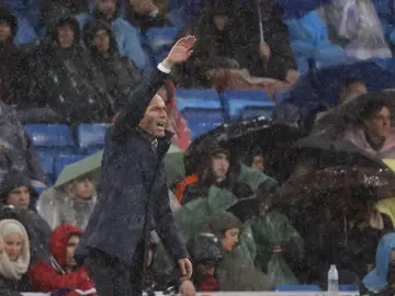 Zinedine Zidane da indicaciones desde la banda del Bernabéu Zinedine Zidane da indicaciones desde la banda del Bernabéu