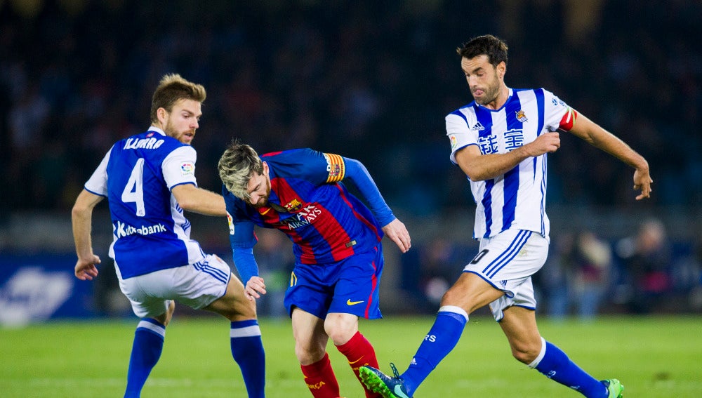 Messi intenta irse de Xabi Prieto en Anoeta