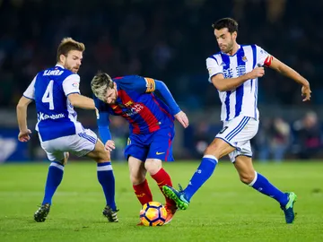 Messi intenta irse de Xabi Prieto en Anoeta Messi intenta irse de Xabi Prieto en Anoeta