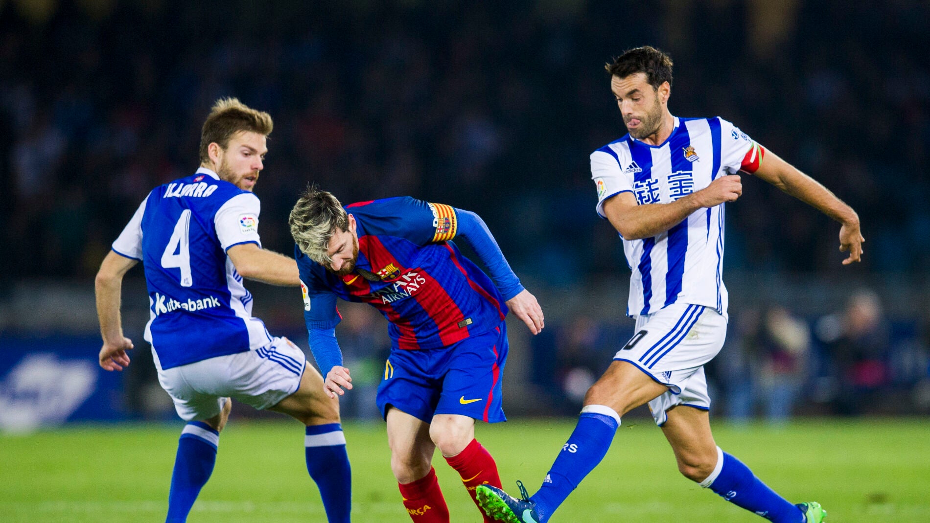 Messi intenta irse de Xabi Prieto en Anoeta