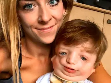 Imagen del pequeño Loui y su madre Karly Herriott Imagen del pequeño Loui y su madre Karly Herriott