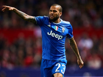 Dani Alves en un partido con la Juventus