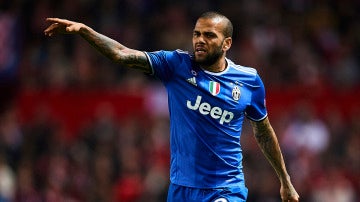 Dani Alves en un partido con la Juventus