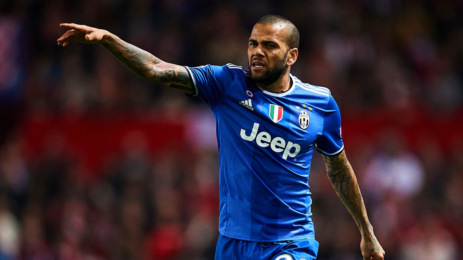 Dani Alves en un partido con la Juventus