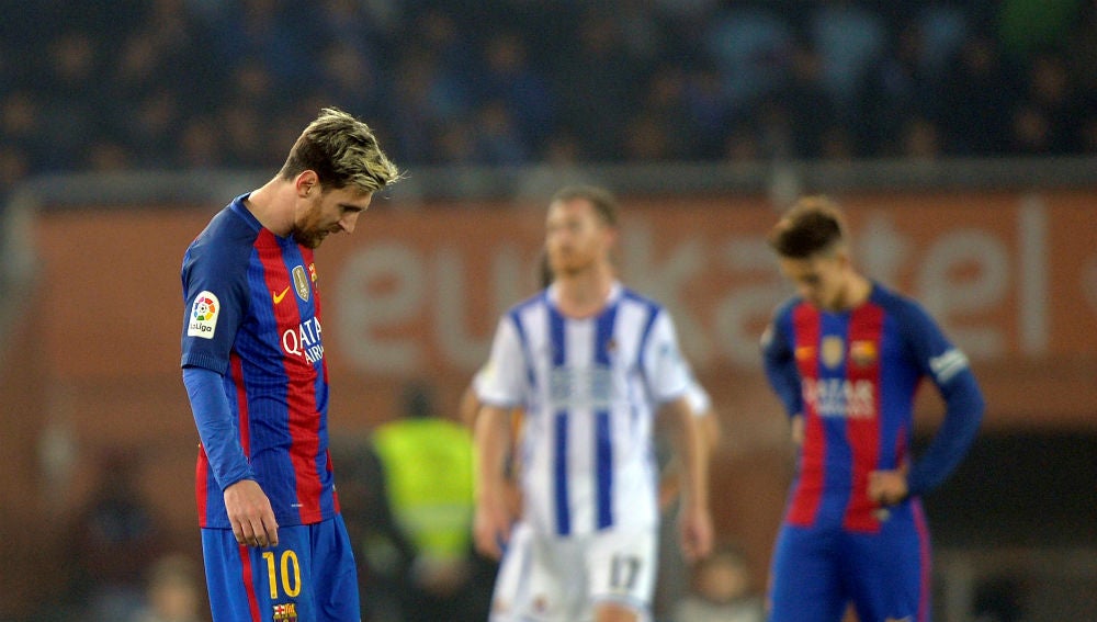 Messi se lamenta tras acabar el partido en Anoeta