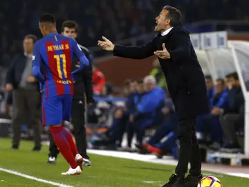 Luis Enrique dando instrucciones en la banda de Anoeta Luis Enrique dando instrucciones en la banda de Anoeta