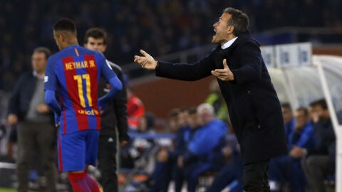 Luis Enrique dando instrucciones en la banda de Anoeta