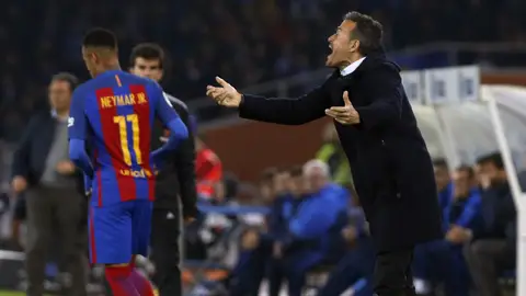 Luis Enrique dando instrucciones en la banda de Anoeta Luis Enrique dando instrucciones en la banda de Anoeta