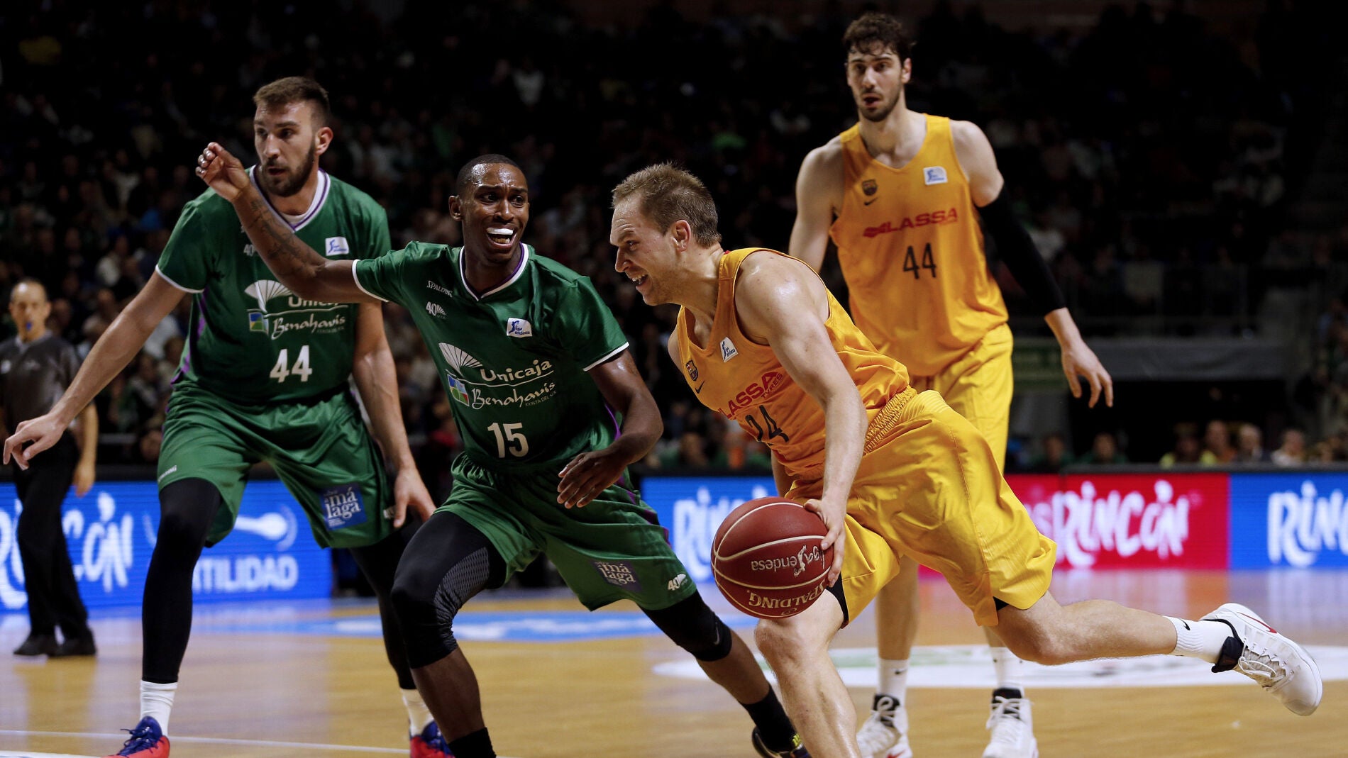 Brad Oleson entrando a canasta frente a Jamar Smith